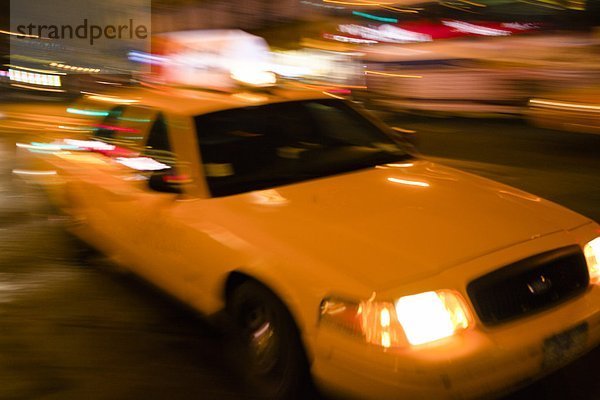 Ein Taxi auf dem Weg in Verkehr