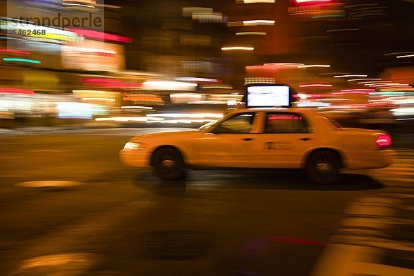 Ein Taxi auf dem Weg in Verkehr