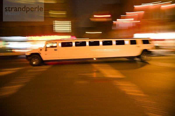 Einer Limousine in der Nacht