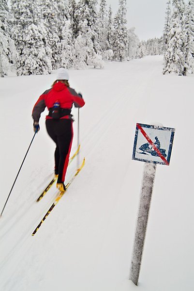 überqueren Frau Winter Skisport Kreuz