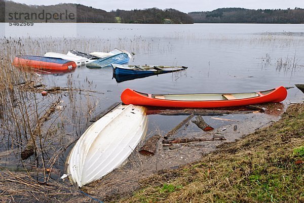 Verlassene Ruderboote im See