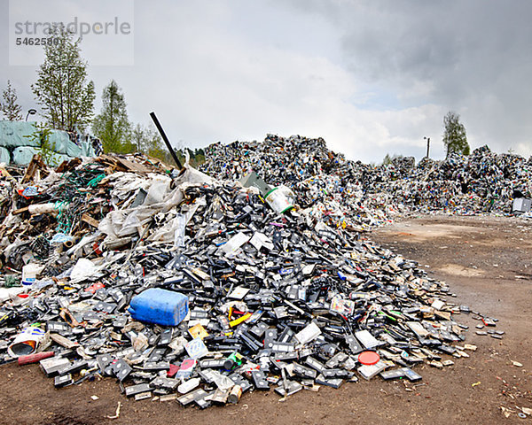 Heap von alten Kunststoff Müll auf Müllkippe