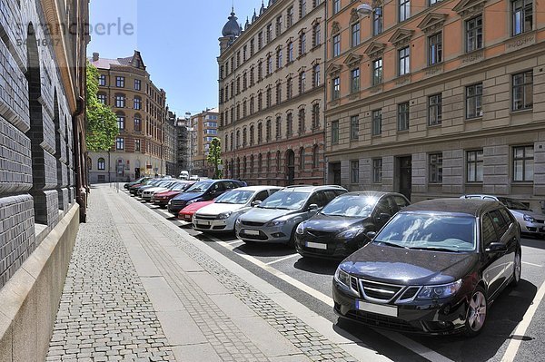 Reihe von Autos geparkt neben Pflaster