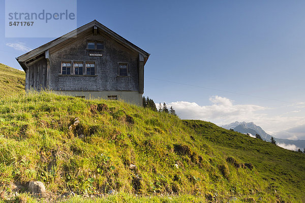 Almhütte unterhalb der Fänerenspitz  1505m  mit Blickrichtung Alpstein  Appenzell Innerrhoden  Schweiz  Europa  ÖffentlicherGrund