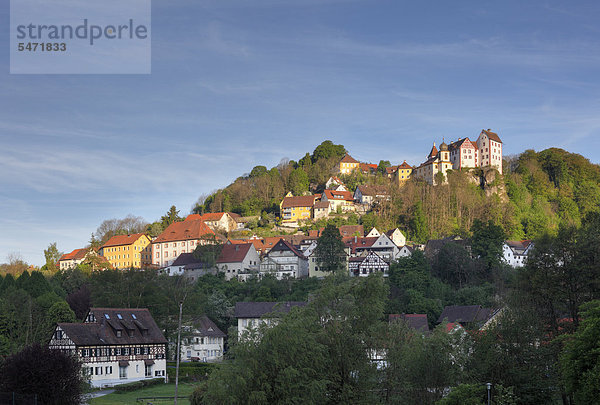 Egloffstein und Burg Egloffstein  Trubachtal  Fränkische Schweiz  Oberfranken  Franken  Bayern  Deutschland  Europa  ÖffentlicherGrund