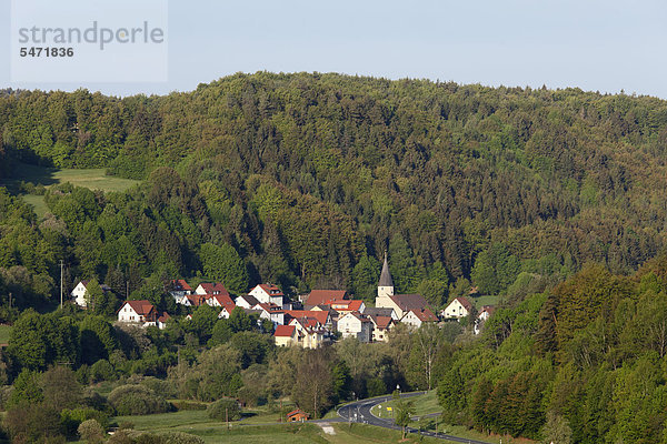 Untertrubach  Gemeinde Obertrubach  Trubachtal  Blick von Burgruine Wolfsberg  Fränkische Schweiz  Oberfranken  Franken  Bayern  Deutschland  Europa