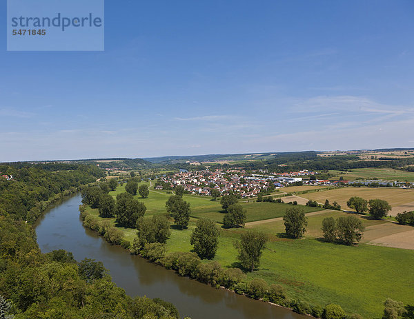 Blick auf den Neckar und das Dorf Offenau  Neckartal  Baden-Württemberg  Deutschland  Europa  ÖffentlicherGrund