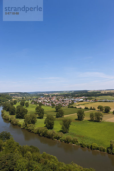 Blick auf den Neckar und das Dorf Offenau  Neckartal  Baden-Württemberg  Deutschland  Europa  ÖffentlicherGrund