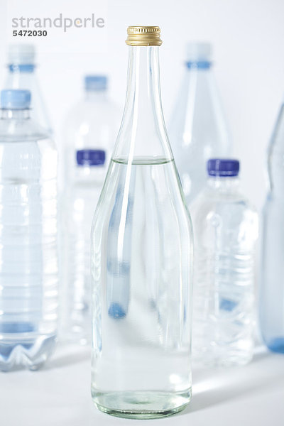 Glasflasche und Kunststoffflaschen