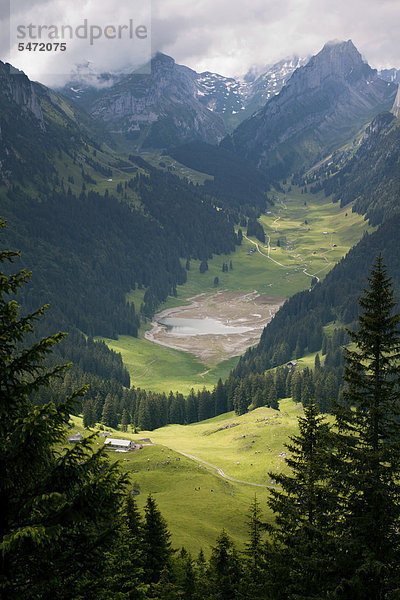 Die Alp Soll mit dahinterliegendem Sämtisersee und dem Hundstein  Brülisau  Appenzell Innerrhoden  Schweiz  Europa  ÖffentlicherGrund