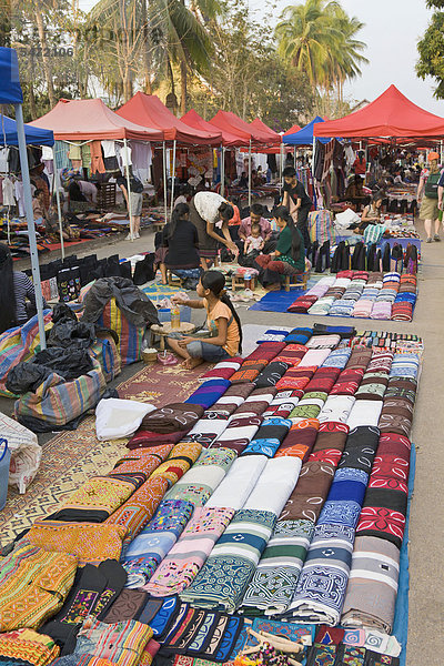 Einkaufen auf Handwerks-Nachtmarkt  Luang Prabang  Laos  Laos  Südostasien
