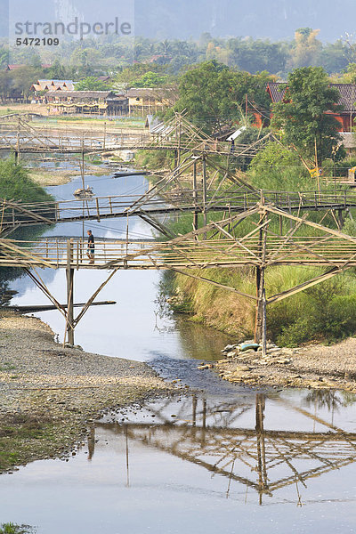 Saisonale Fußgängerbrücken verbinden Vang Vieng mit Don Khang  einer winzigen Insel des Nam Song Flusses  Vang Vieng  Laos  Südostasien