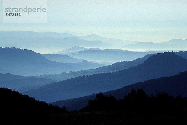 CÈzallier Bergland im Nebel  Auvergne  Frankreich  Europa
