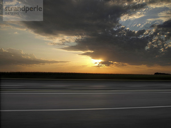 Straße bei Sonnenuntergang  Auvergne  Frankreich  Europa