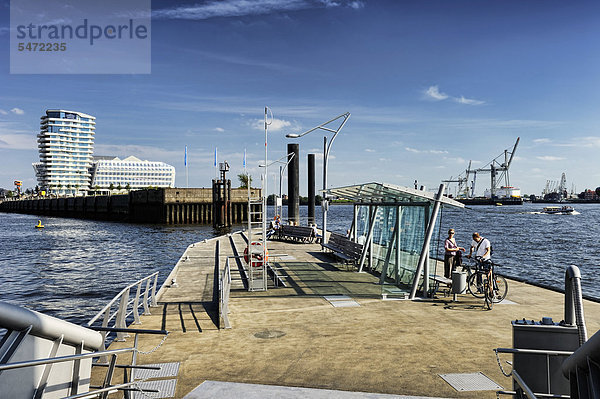 Fähranleger an der Elbphilharmonie in der Hafencity von Hamburg  Deutschland  Europa