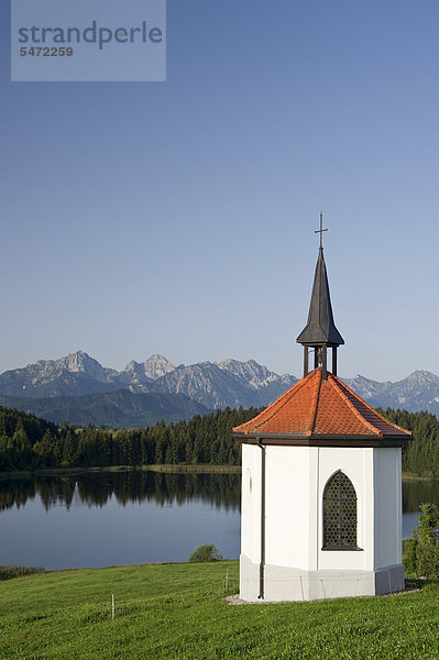 Kapelle am Hegratsrieder See bei Füssen  Allgäu  Bayern  Deutschland  Europa