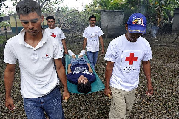 Katastrophenvorsorge  freiwillige Helfer des Roten Kreuzes in El Salvador bei einer Rettungsübung  in El Salvador  dem für Naturkatastrophen anfälligsten Land der Welt  El Angel  Jiquilisco  Bajo Lempa  Zentralamerika  Lateinamerika