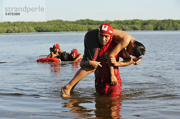 Rettungsschwimmer des Roten Kreuzes trainieren in der Bucht Bahia de Jiquilisco  simulierte Rettung eines Ertrinkenden  in El Salvador  dem für Naturkatastrophen anfälligsten Land der Welt  Isla de Mendez  Zentralamerika  Lateinamerika