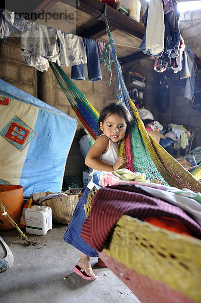 stehend Wohnhaus Einfachheit Mittelamerika lateinamerikanisch Mädchen El Salvador