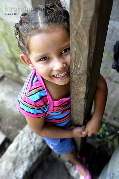 Lächelndes Mädchen  Gemeinde Cerro Verde  El Salvador  Zentralamerika  Lateinamerika
