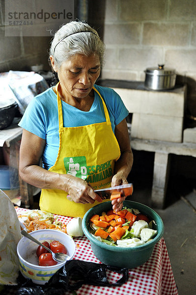 Köchin schneidet Suppengemüse  Gemeinde Cerro Verde  El Salvador  Zentralamerika  Lateinamerika