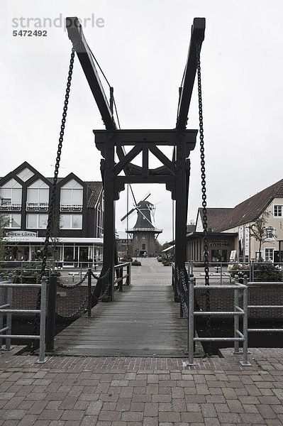 Brücke am Hauptkanal  Papenburg  Niedersachsen  Deutschland  Europa