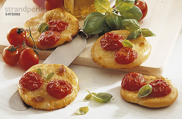 Mini-Pizzen mit Tomaten-Mozzarella  Italien  Rezept gegen Gebühr erhältlich