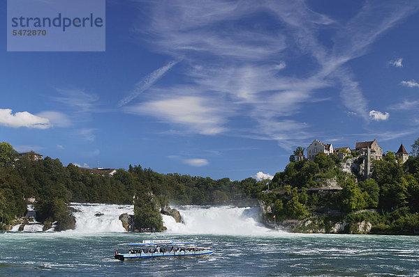 Blick auf den Rheinfall von Schaffhausen  vorne Boot der kleinen Rundfahrt  hinten Schloss Laufen am Rheinfall  Schweiz  Europa