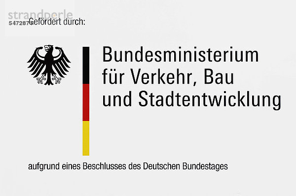 Schild  Gefördert durch Bundesministerium für Verkehr  Bau und Stadtentwicklung aufgrund eines Beschlusses des Deutschen Bundestages  Deutschland  Europa