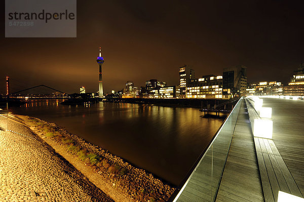 Düsseldorfer Medienhafen mit Gehry Bauten und Rheinturm bei Nacht  Düsseldorf  Nordrhein-Westfalen  Deutschland  Europa