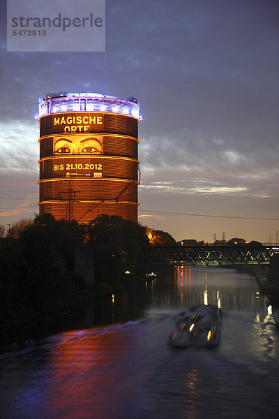 Gasometer mit der Ausstellung Magische Orte  am Rhein-Herne-Kanal  Oberhausen  Ruhrgebiet  Nordrhein-Westfalen  Deutschland  Europa