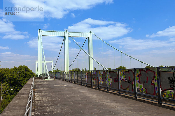 Fußweg und Radweg auf der Rodenkirchener Autobahnbrücke über den Rhein  Köln-Rodenkirchen  Köln  Nordrhein-Westfalen  Deutschland  Europa