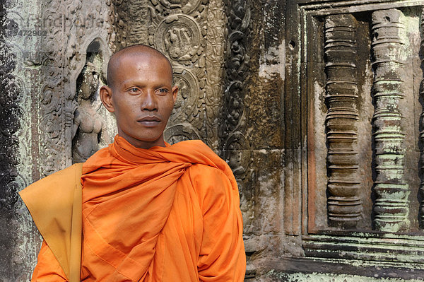 Buddhistischer Mönch im Ta Prohm Tempel  Kambodscha  Südostasien  Asien