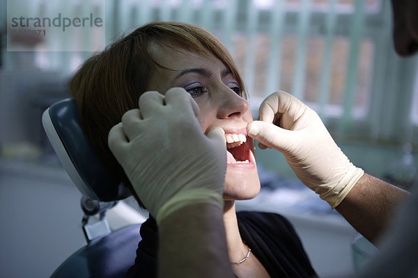 Frau  39 Jahre  Zahnuntersuchung  zahnärztliche Chirurgie