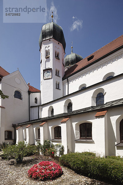 Klosterkirche St. Lambert mit Kreuzgang  Kloster Seeon  Chiemgau  Oberbayern  Bayern  Deutschland  Europa