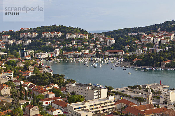 Blick auf Dubrovnik und den Hafen Dubrovnik  Mitteldalmatien  Dalmatien  Adriaküste  Kroatien  Europa  ÖffentlicherGrund