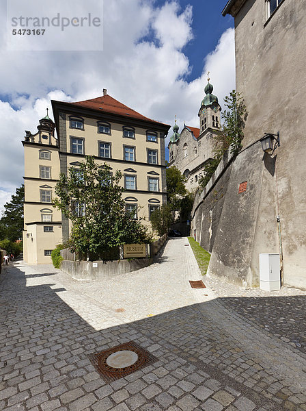 Stadtmuseum  hinten die Heilig-Kreuz-Kirche  Landsberg am Lech  Bayern  Deutschland  Europa