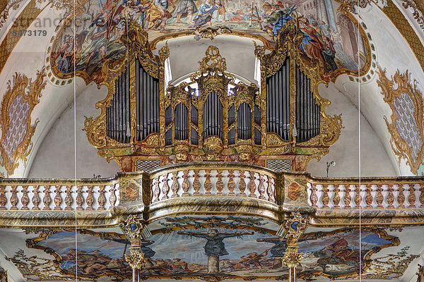 Innenraum mit Fresken von C. Thomas Scheffler  Heilig-Kreuz-Kirche  Landsberg am Lech  Bayern  Deutschland  Europa