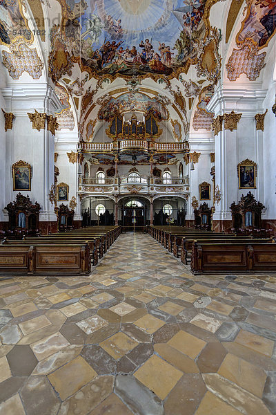 Innenraum mit Fresken von C. Thomas Scheffler  Heilig-Kreuz-Kirche  Landsberg am Lech  Bayern  Deutschland  Europa