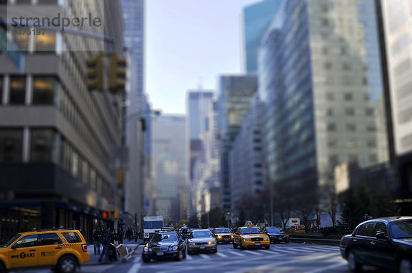 Straßenverkehr  Hochhäuser  Manhattan  New York  USA  Nordamerika