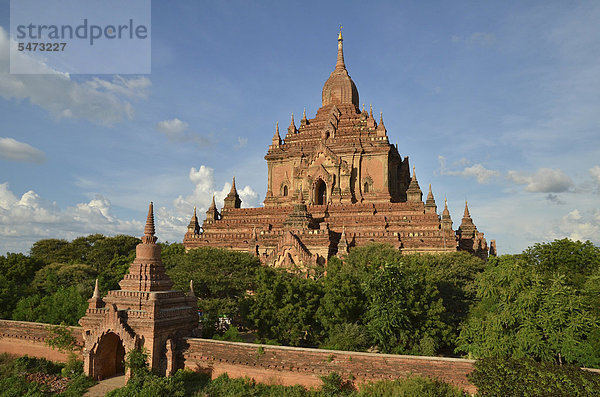 Der Htilominlo Tempel  mit über 60 m das höchste Bauwerk in Bagan aus dem 13. Jahrhundert  einer der letzten großen Tempel  die in Bagan vor dem Untergang gebaut wurden  Old Bagan  Pagan  Burma  Birma  Myanmar  Südostasien  Asien