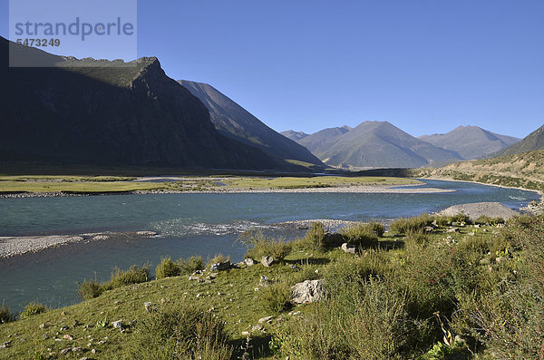 Reting Fluss  Reting Tsangpo in den Bergen von Kloster Reting  Mount Gangi Rarwa  Himalaya  Bezirk Lhundrup  Zentraltibet  Tibet  China  Asien