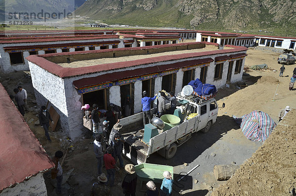 Tibetische Handwerker mit LKW beim Bau eines traditionellen tibetischen Gebäudes  Pundo  Reting  Himalaya  Lhundrup County  Zentraltibet  Tibet  China
