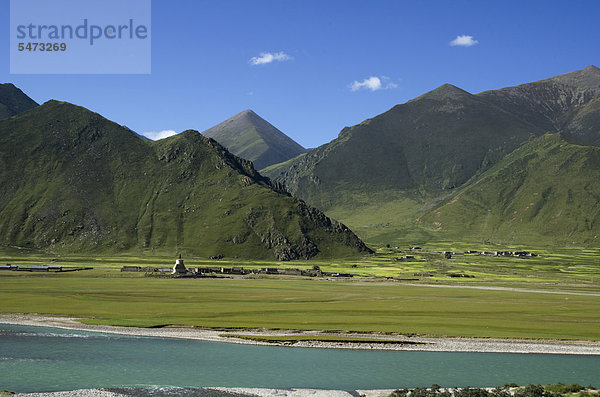 Retingfluss  Reting Tsangpo  mit tibetischem Dorf und Stupa  Chörten  Himalaya  Bezirk Lhundrup  Zentraltibet  Tibet  China  Asien