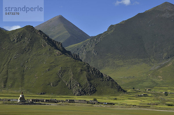 Reting Tsangpo  mit tibetischem Dorf und Stupa  Chörten  Himalaya  Bezirk Lhundrup  Zentraltibet  Tibet  China  Asien