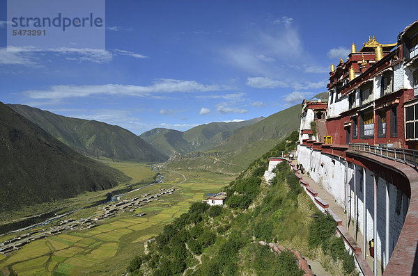 Tibetischer Buddhismus  Klosteranlage Kloster Drigung  Drigung Til  mit Blick ins darunter liegende tibetische Dorf  Meldro Gonkar  Bezirk Lhundrup  Zentraltibet  Himalaya  Tibet  China  Asien
