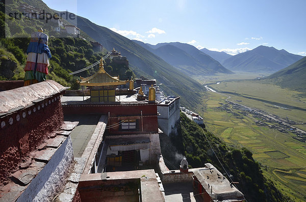 Tibetischer Buddhismus  goldene Dächer der Klosteranlage Kloster Drigung  Drigung Til  mit Blick ins darunter liegende tibetische Dorf  Meldro Gonkar  Bezirk Lhundrup  Zentraltibet  Himalaya  Tibet  China  Asien