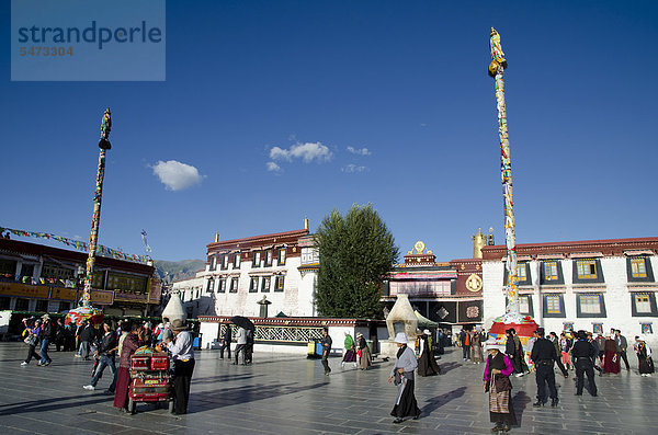 Tibetischer Buddhismus  Pilger und Mönche vor dem heiligsten Tempel Tibets  Jokhang Tempel  Barkhor  Lhasa  Tibet  China  Asien