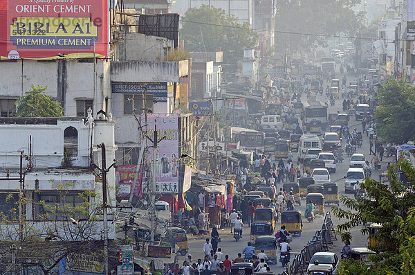 Belebte Straße am Charminar  Hyderabad  Andhra Pradesh  Indien  Asien
