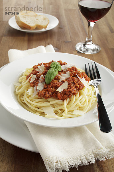 Spaghetti Bolognese mit Parmesan und Basilikum  Brot - Rezeptdatei vorhanden